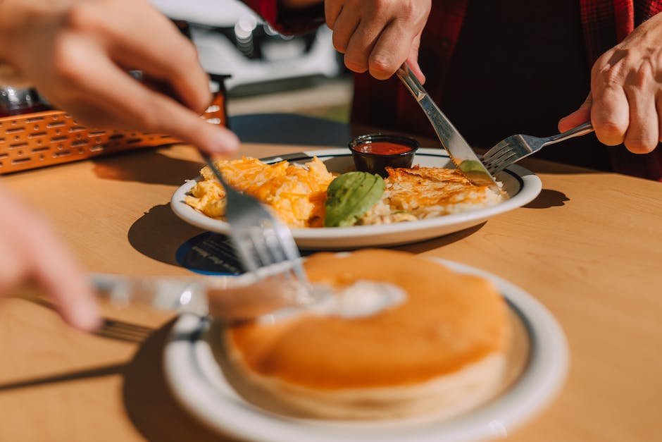 how do you know when to flip a pancake