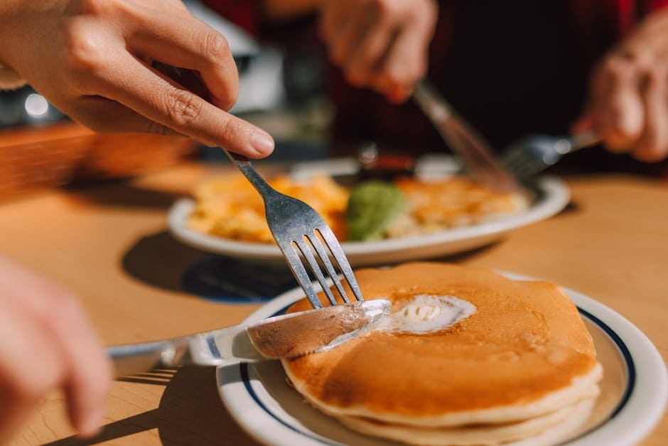 when to flip a pancake