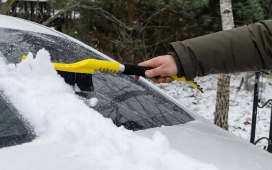 How to Properly Use an Ice Scraper on Your Car