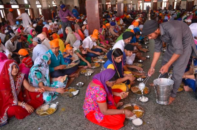 Dundee’s Sikh community shows generosity and compassion by providing free meals to locals