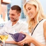 couple-leaving-restaurant-without-paying-bill