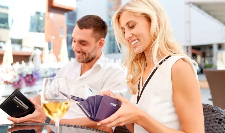 couple-leaving-restaurant-without-paying-bill