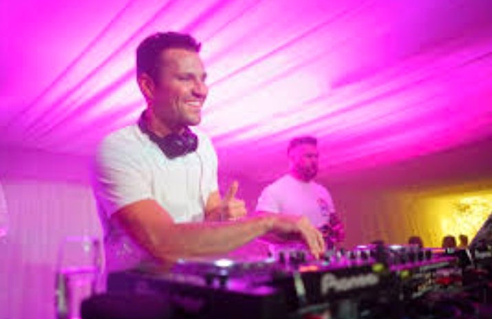 Mark Wright performing at Ingliston Country Club