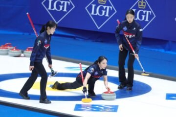 Canada’s Homan Rolls Into World Women’s Curling Semifinals With Commanding Win