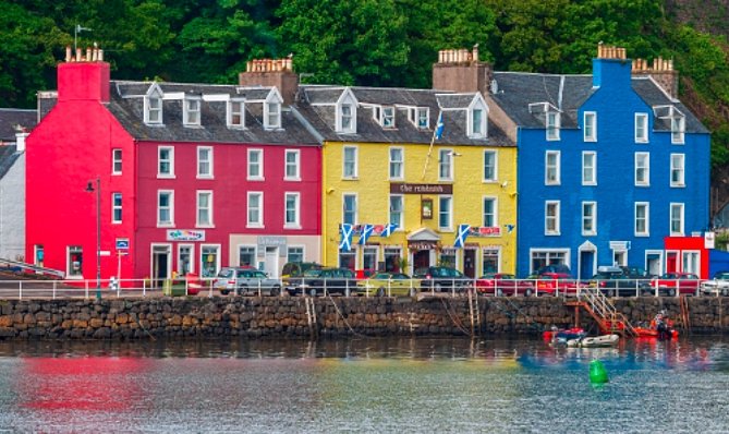 Tobermory Scotland colourful houses harbour