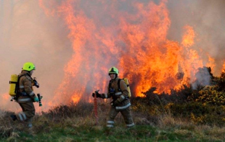 scottish highlands wildfire firefighters carrbridge moray