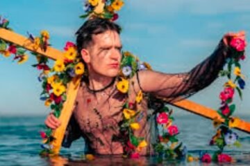 Queer, Catholic and Desperate to Get Laid: ‘Homo(sapien)’ Brings Laughter and Heartbreak to the Fringe