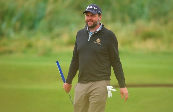 JD Vance golfing