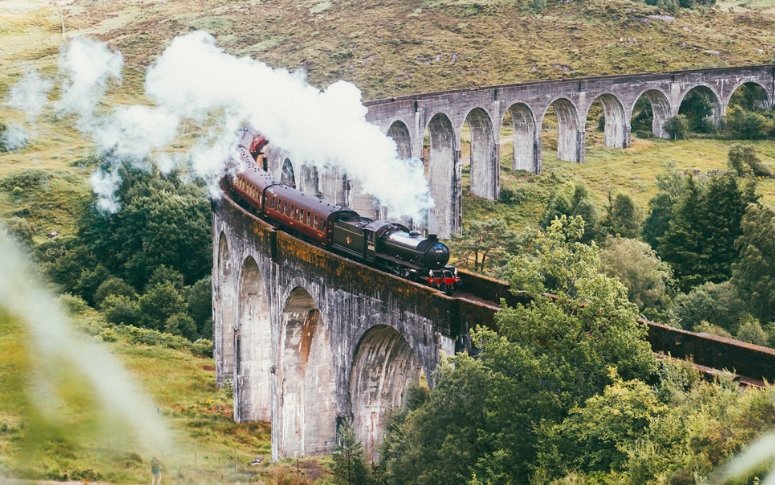 glenfinnan viaduct crowd