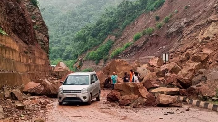 A83 Rest and Be Thankful Shut by Landslide